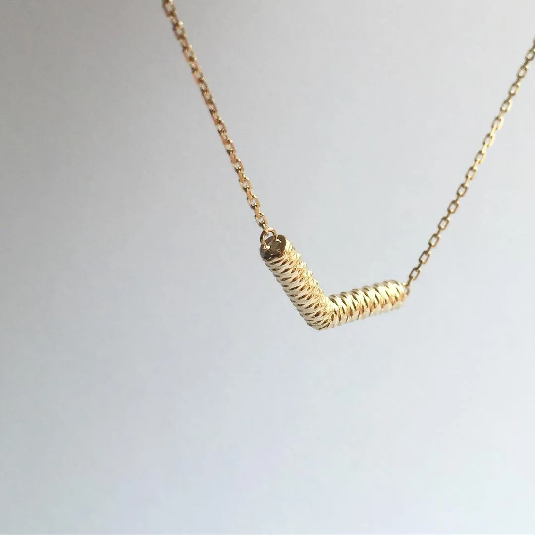 Chevron Shape Spring Play Necklace in 18k Yellow Gold